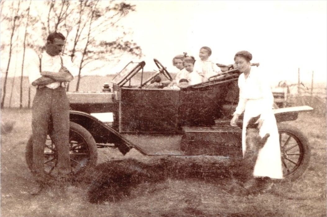 John Henry Velkoop and Family, who arrived in Glenmore in 1908